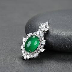 Luxurious Green Agate Pendant Necklace for Harmony, Abundance, and Spiritual Balance