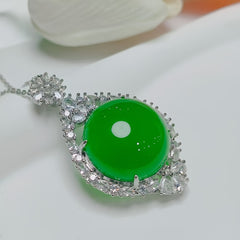Vintage King's Crown Pendant - Natural Green Faux Stone with Sparkling Accents for Royal Confidence and Self-Empowerment