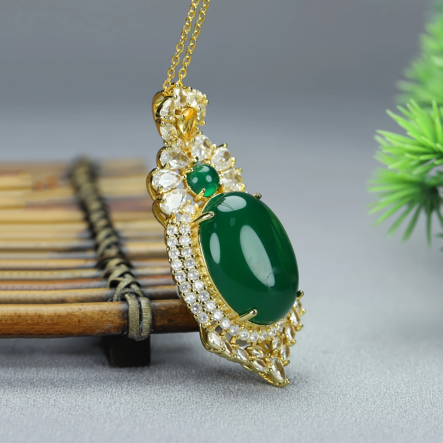 Vintage Elegant Green Agate Pendant Necklace - Harmonious Energy for Balance & Prosperity