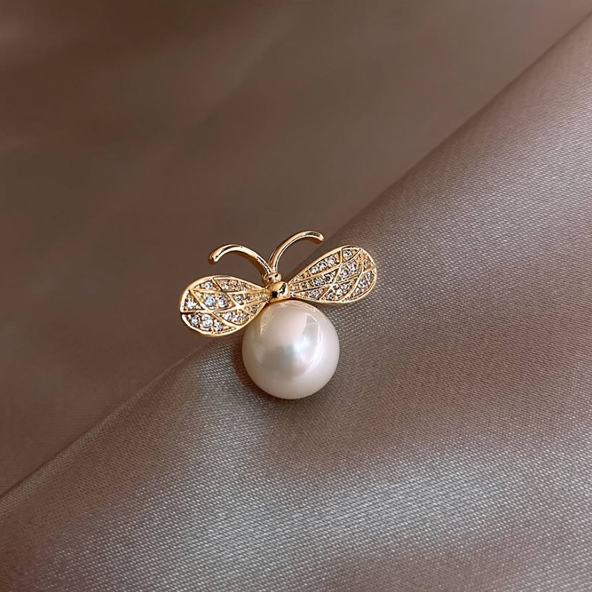 Elegant Bee & Rhinestone Brooch Pin with Positive Energy - Versatile Chic Outdoor Accessory