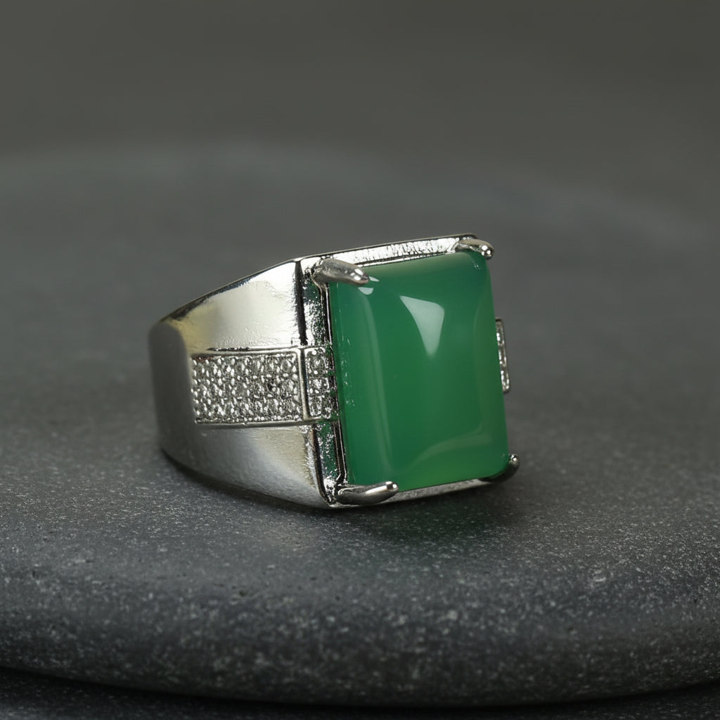 Vintage Green Chalcedony Ring for Abundance, Emotional Balance, and Spiritual Growth