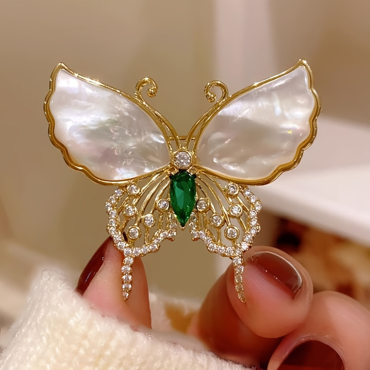 Elegant Bee & Rhinestone Brooch Pin with Positive Energy - Versatile Chic Outdoor Accessory