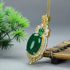 Vintage Elegant Green Agate Pendant Necklace - Harmonious Energy for Balance & Prosperity