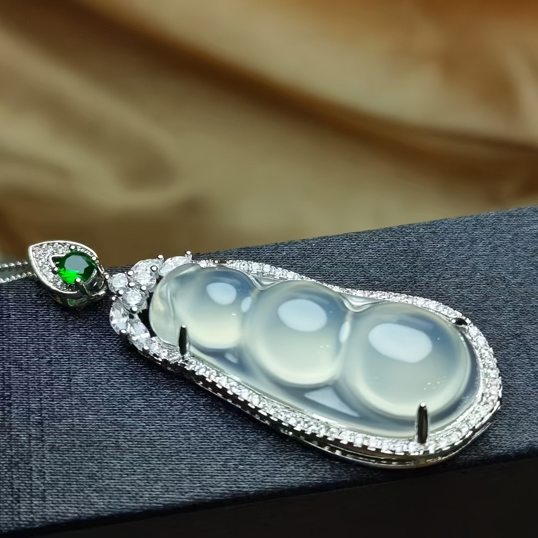 Pendant details and craftsmanship