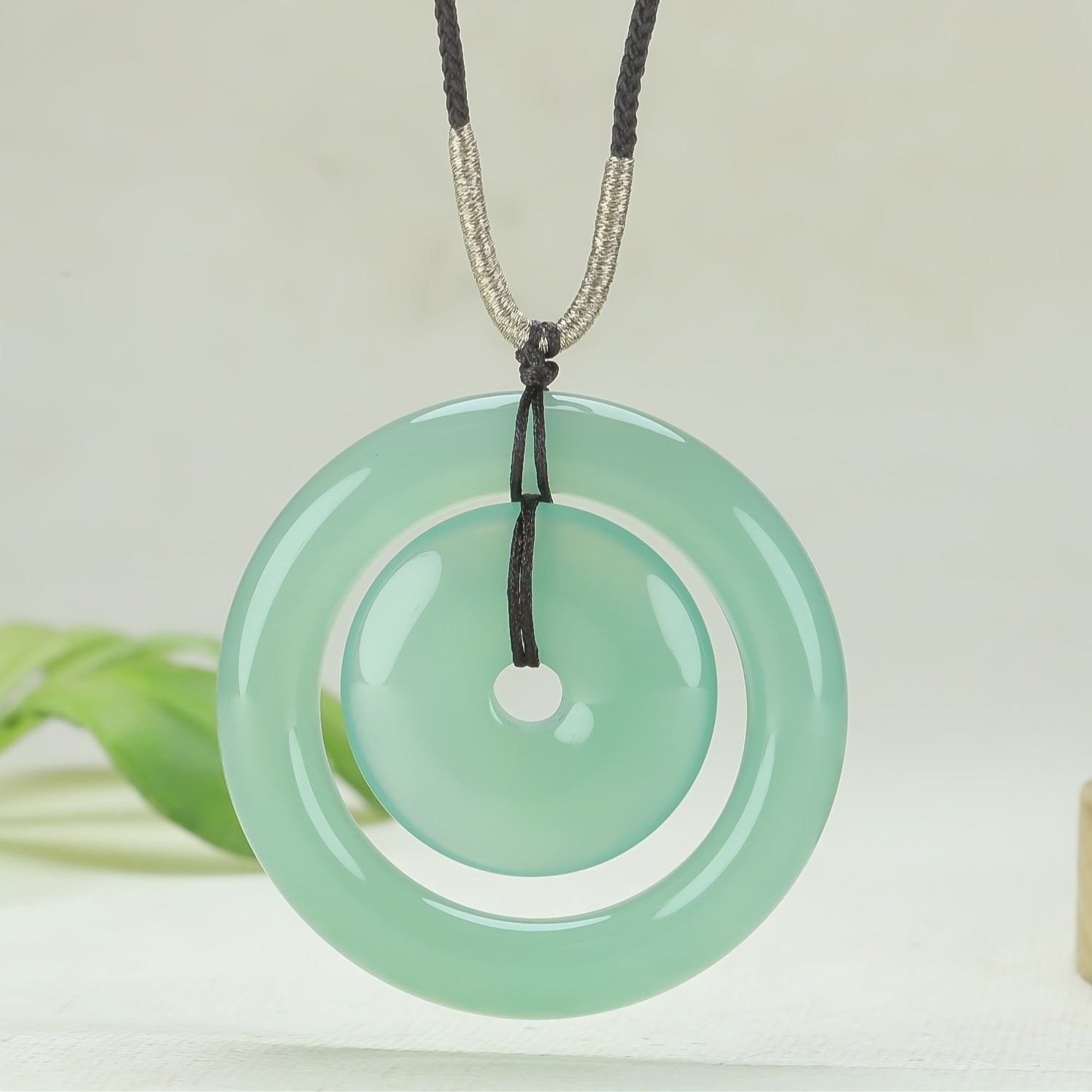 Energy benefits and spiritual significance of the agate pendant