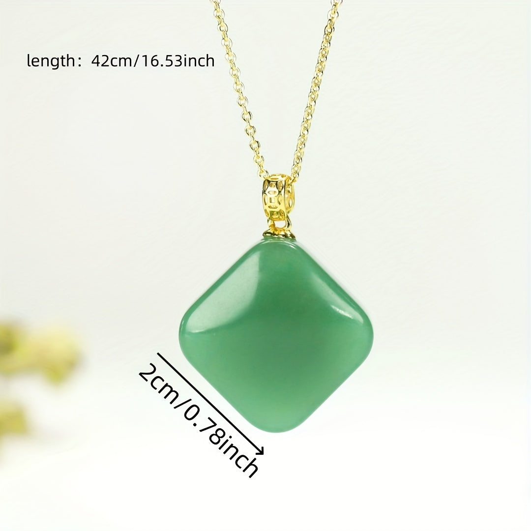 Square pendant dimensions and proportions emphasizing geometric perfection